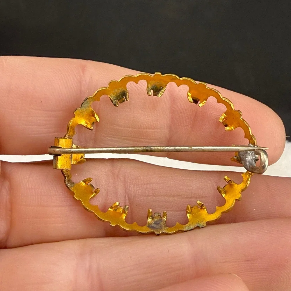 Vintage Brooch Gold Tone Oval Scalloped Crown Openwork Frame